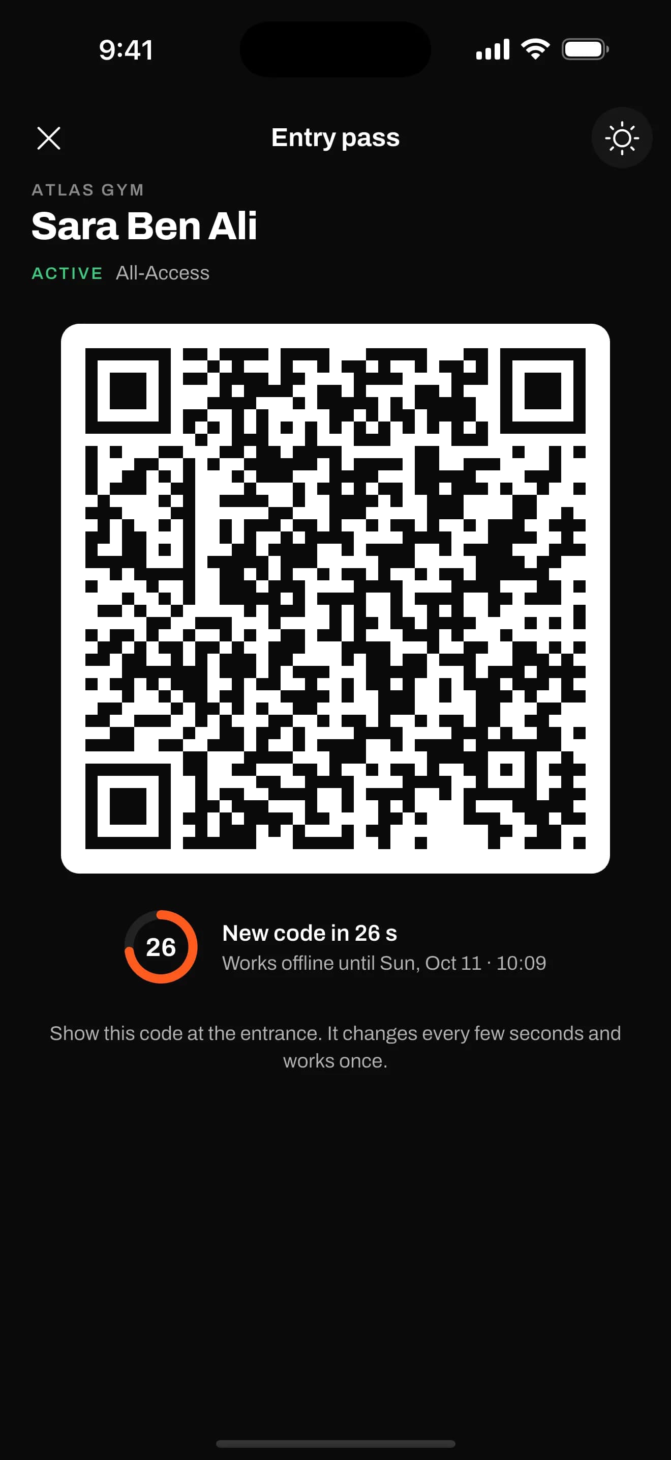 The entry pass: the member's name, active plan and a QR code that renews every few seconds